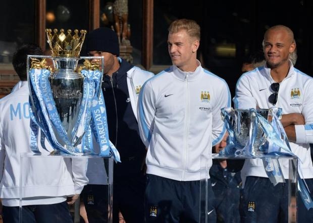 5. Manchester City (4 danh hiệu): Trước năm 2008, Man City vẫn chỉ là một đội bóng trung bình khá ở giải Ngoại hạng. Nhưng từ năm 2008 khi được vị chủ tịch giàu có Sheikh Mansour đầu tư, Man City trở thành một thế lực mới của bóng đá Anh. Trải qua 7 năm, Man City đã có thể tự hào sánh vai với những đại gia truyền thống tại xứ sở sương mù khi thu về 2 chức vô địch Premier League, 1 FA Cup và 1 League Cup.