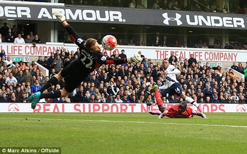 Thủ môn - Simon Mignolet (Liverpool): Màn ra mắt của HLV Jurgen Klopp khá suôn sẻ một phần là nhờ phong độ của Mignolet. Trong khi hàng công Liverpool tỏ ra bế tắc thì sự xuất sắc của hàng thủ đã mang về trận hòa 0-0 trước Tottenham. Trong đó, Mignolet là cái tên nổi bật nhất khi thủ thành này liên tục từ chối những nỗ lực dứt điểm từ phía các chân sút Tottenham, điển hình là những pha dứt điểm của Clinton Njie và Harry Kane.