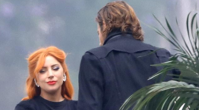 Lady Gaga hat cung Bradley Cooper tren phim truong A Star Is Born hinh anh