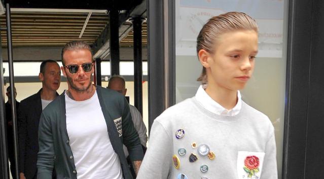 Bo con David Beckham de toc giong nhau di xem thoi trang hinh anh