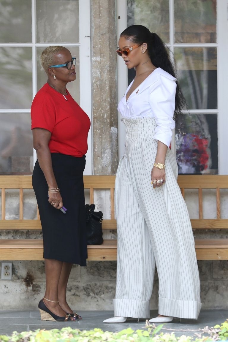 rihanna dien trang phuc khong giong ai anh 5