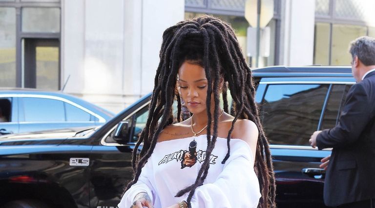 Rihanna va nhung lan dien trang phuc khong giong ai hinh anh