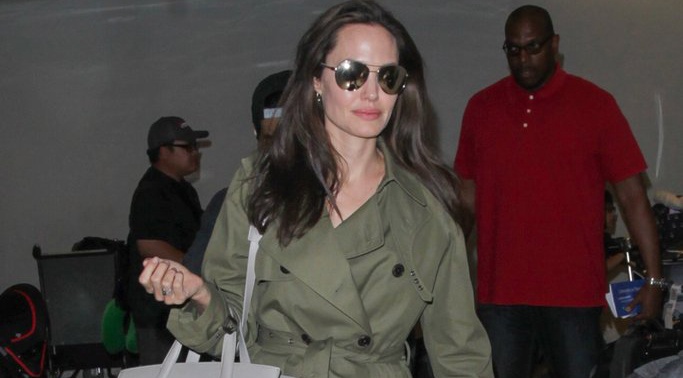 Angelina Jolie huong ung trao luu tui xach doi hinh anh