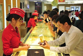 Vi sao nguoi dan lai mua vang trong ngay via Than Tai? hinh anh