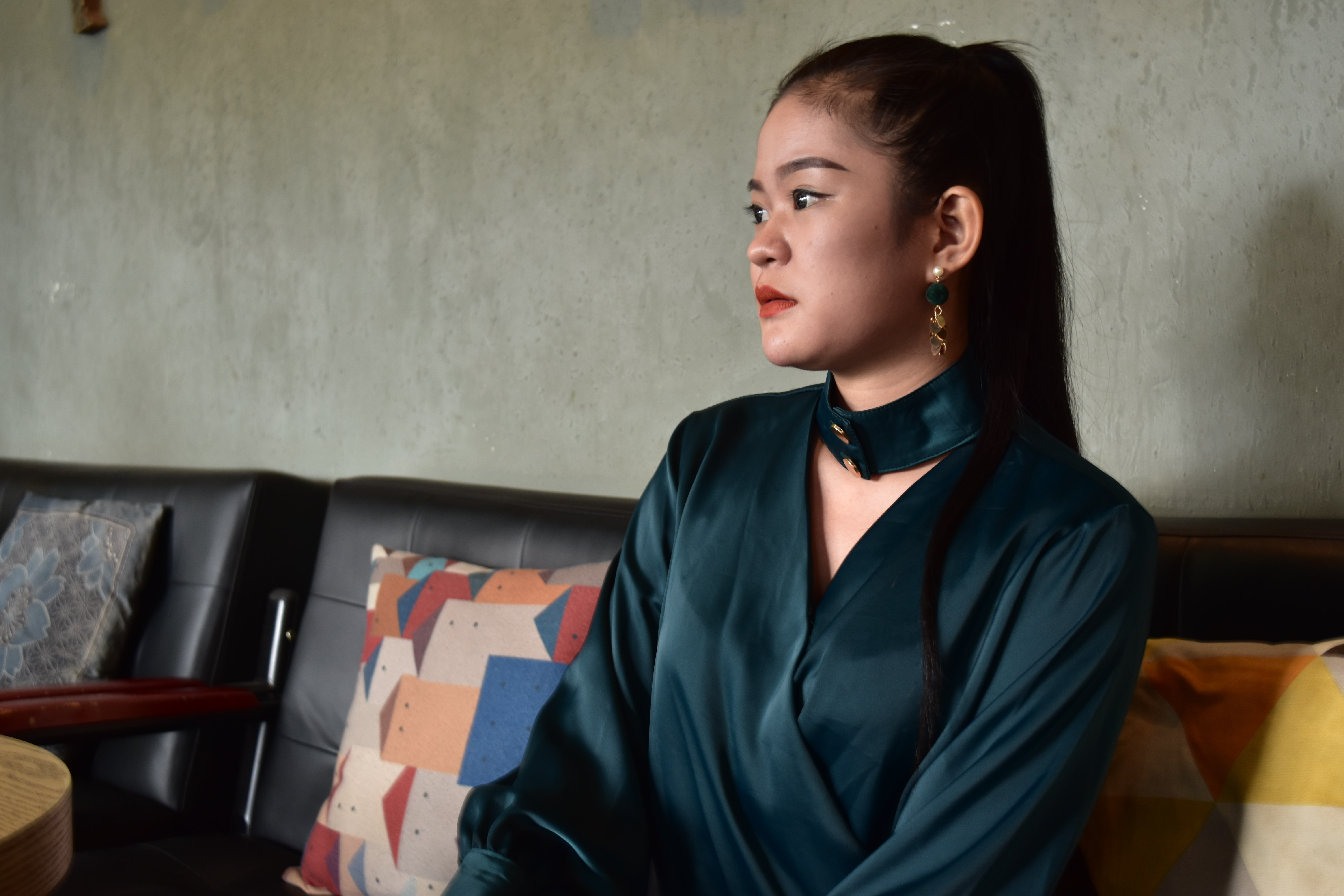 Co gai trong cau chuyen me chong len tieng anh 2