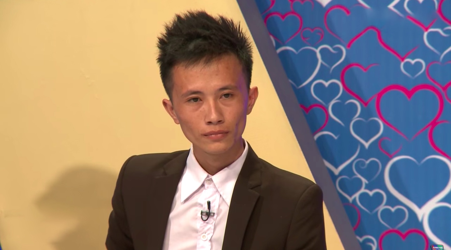 Chang ca si hat duoc giong nu bi ban gai nghi ngo gioi tinh hinh anh