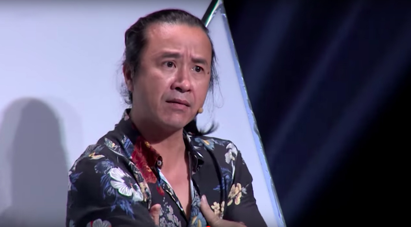 Le Minh Son buc xuc vi thi sinh dat ten bai hat tang vo bang tieng Anh hinh anh