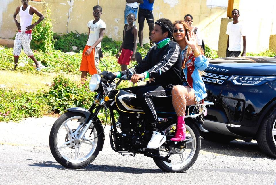 Vo chong Beyonce di xe may o Jamaica hinh anh