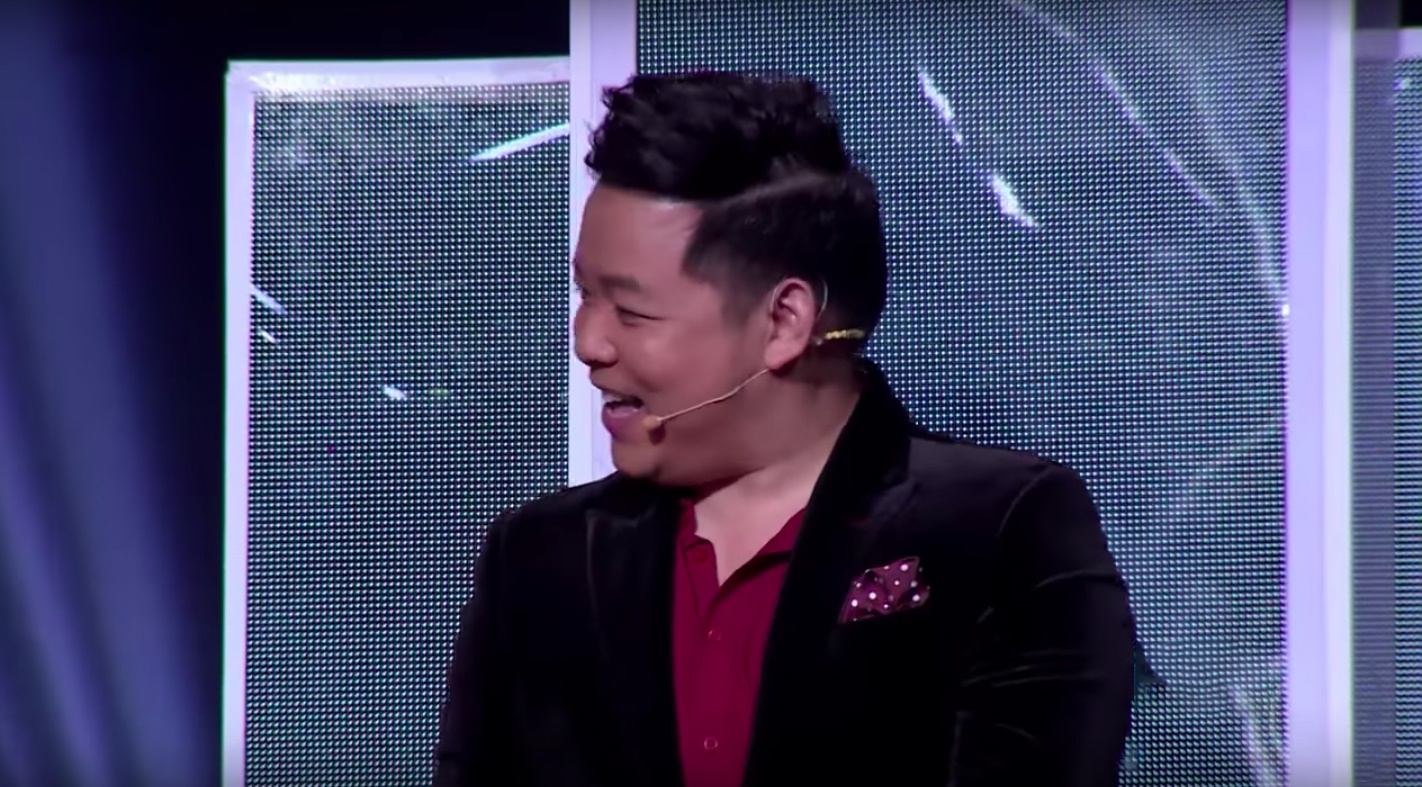 Quang Le noi dan thi sinh di hat karaoke thau dem de luyen giong hinh anh