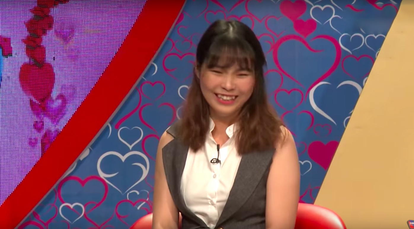 Ban muon hen ho: Co gai doi coi ao khi noi chuyen voi ban trai hinh anh