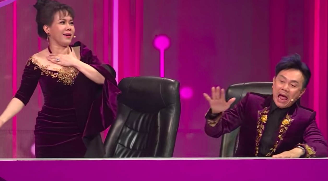 Viet Huong ban loan truoc tai xe lai taxi hat hay nhu ca si hinh anh