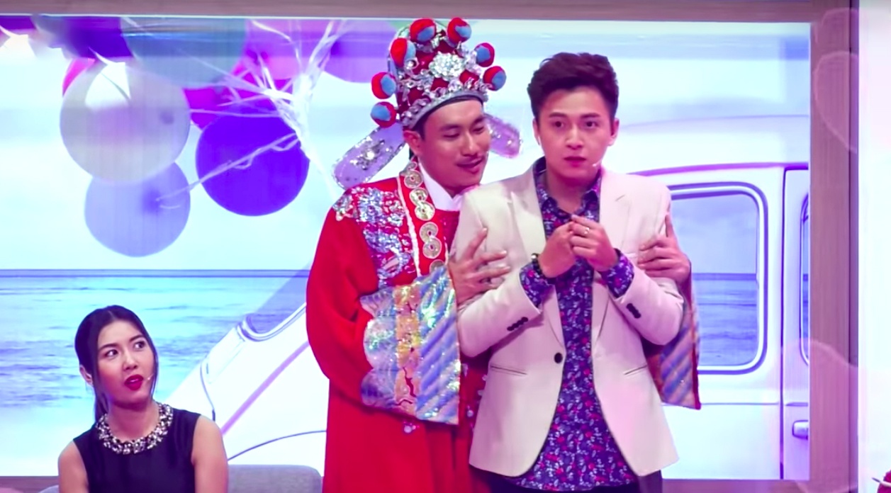 Ngo Kien Huy an trom kho bo cua bo doi dang to tinh tren san khau hinh anh