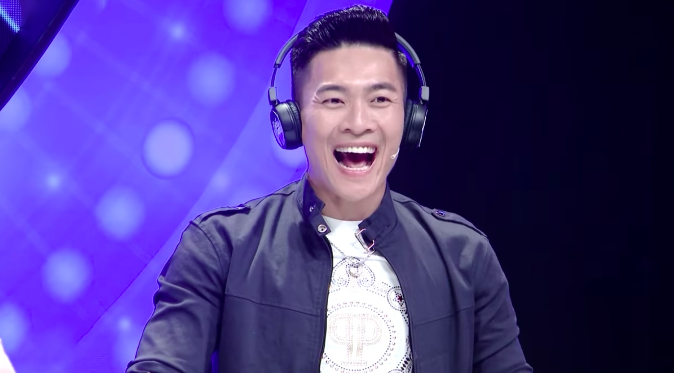 Hoang tu xiec Quoc Co lac tong khi hat 