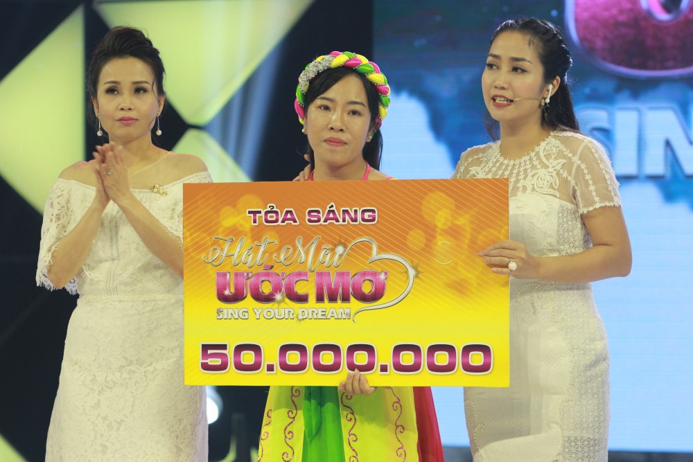 Tran Thanh khen ngoi nguoi choi ho tro nguoi dan ba bi xuong thuy tinh hinh anh