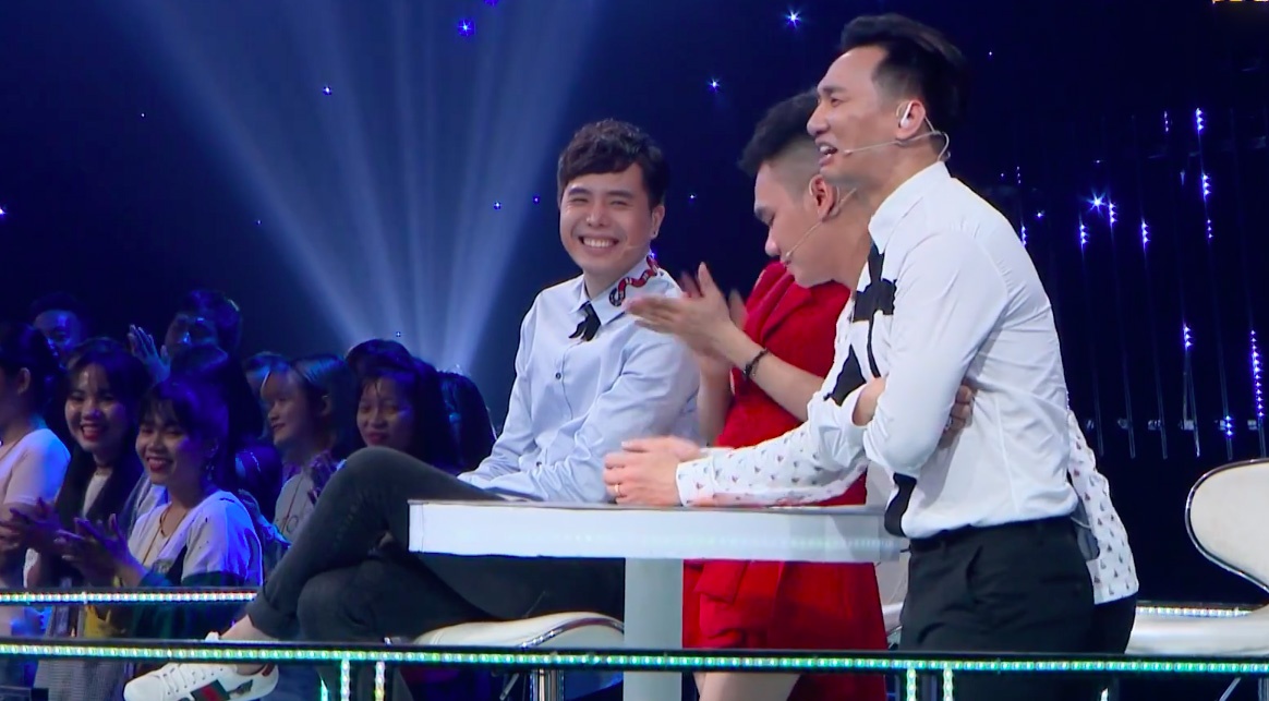 Trinh Thang Binh duoc 'tha thinh' o game show Ca si tranh tai hinh anh