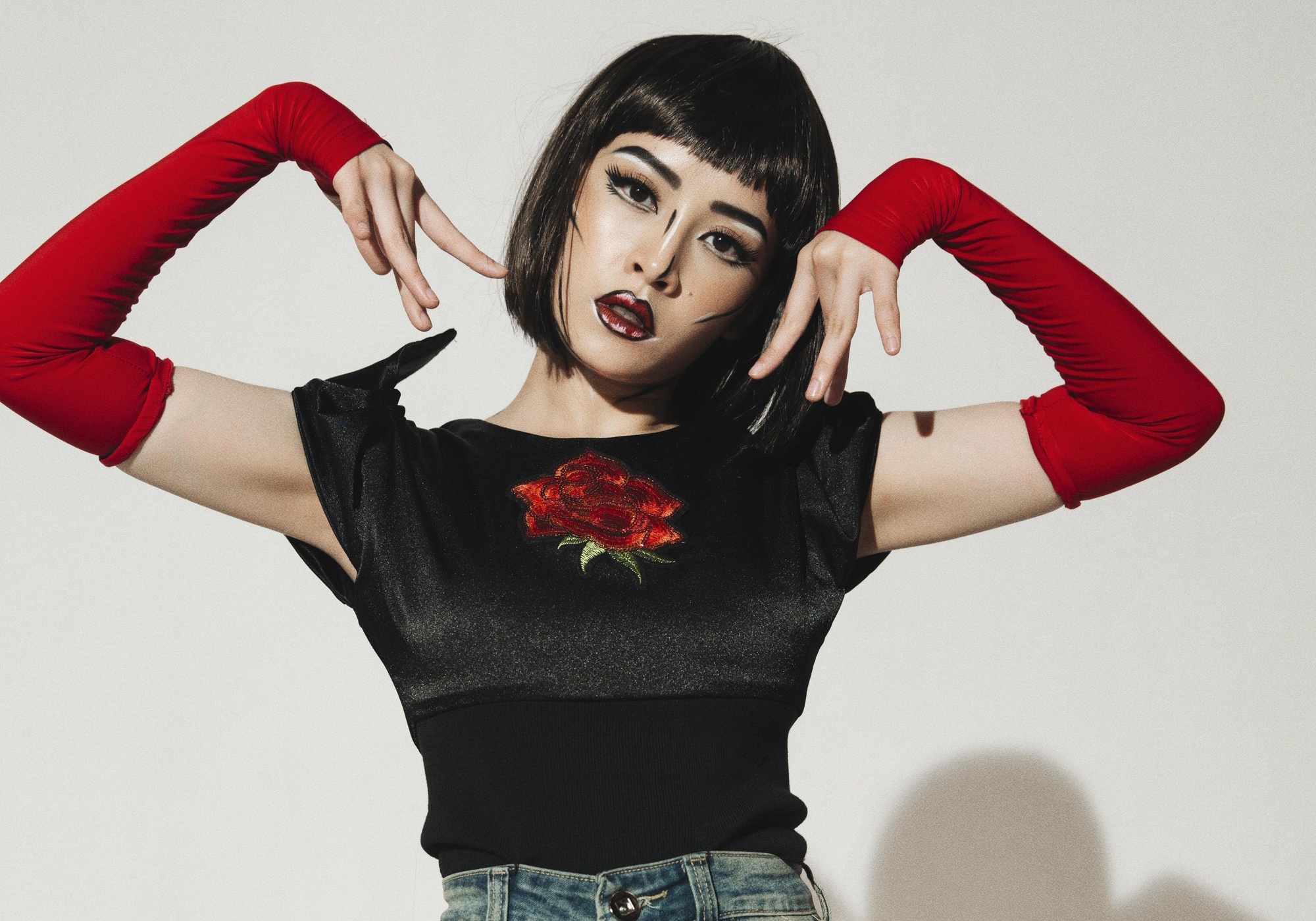 Chi Pu voi vu dieu la mat trong MV moi tro lai bang xep hang sao hot hinh anh