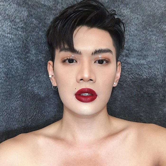 Sao nam trang diem dam anh 1