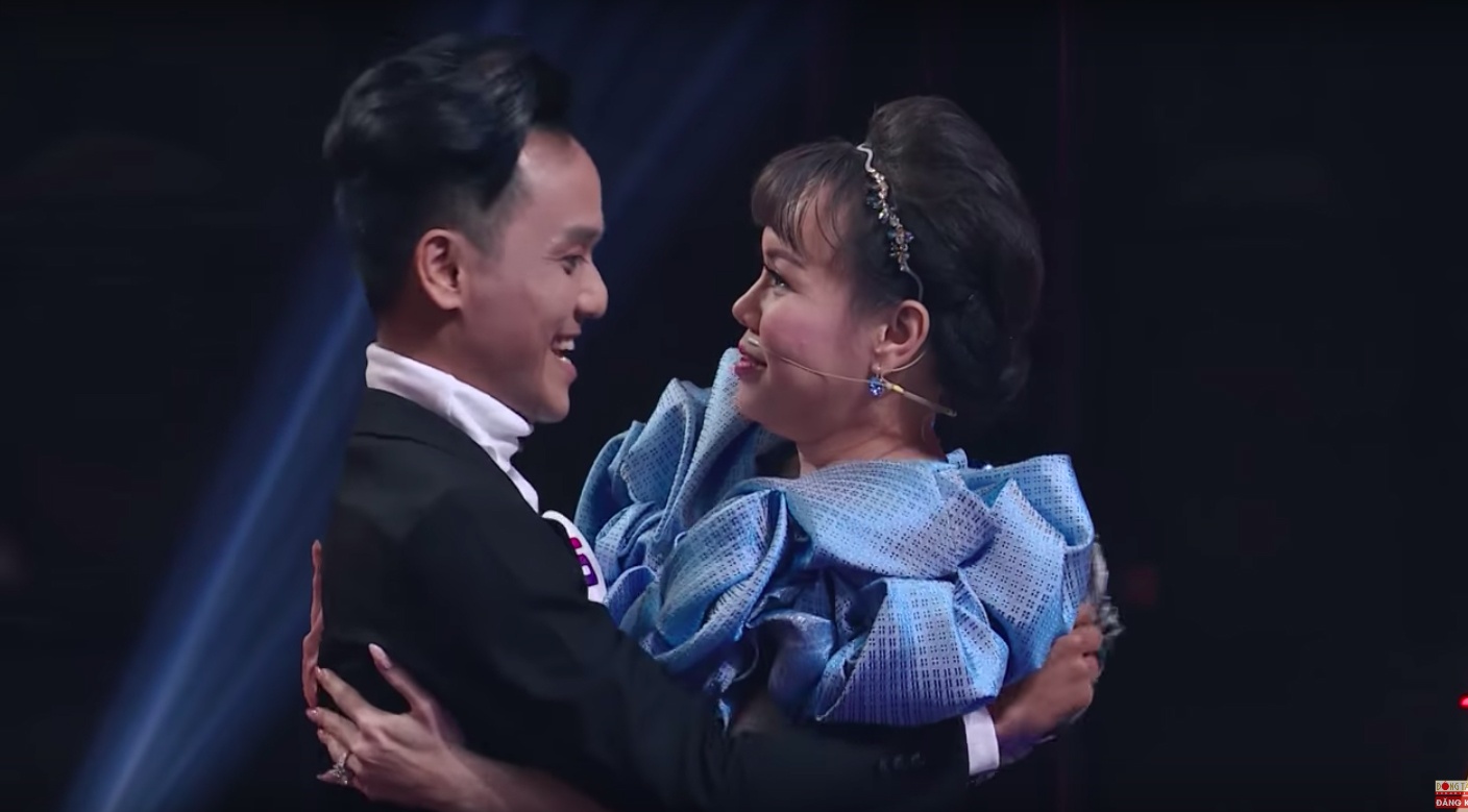 Viet Huong tinh tu om thay giao vi minh lan loi tu Can Tho len Sai Gon hinh anh