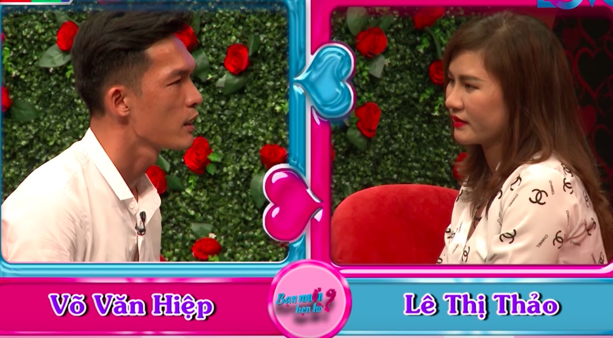 Chang trai me bong da den bo ban gai to tinh nguoi hon tuoi hinh anh