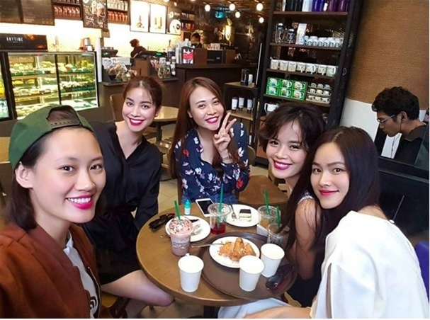 Quoc tu Selfie va hinh anh cua cac nhom noi tieng anh 10