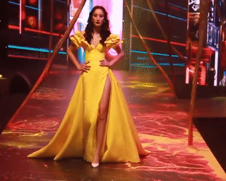 Le Thuy: Tu gai que catwalk tham hoa lot xac den bat ngo hinh anh