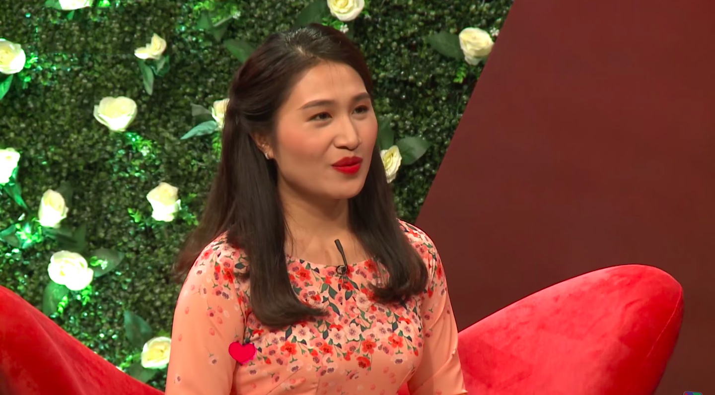 Chang trai co thoi quen tam 2 tieng len truyen hinh tim ban gai hinh anh
