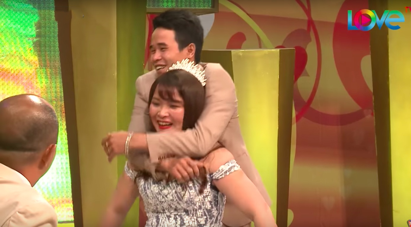 Vo chong son: Co gai phai dut com vi chong me choi game hinh anh