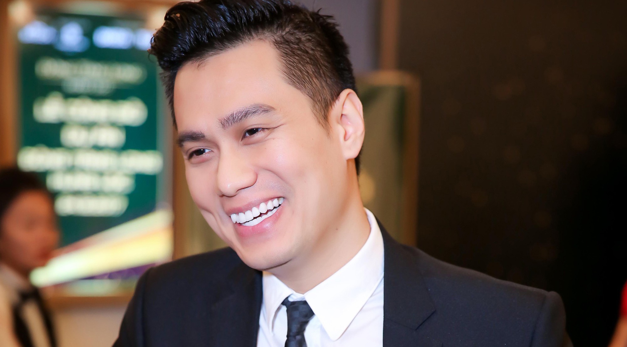 Viet Anh 'Nguoi phan xu' hot nhat Internet Viet sau on ao voi Que Van hinh anh