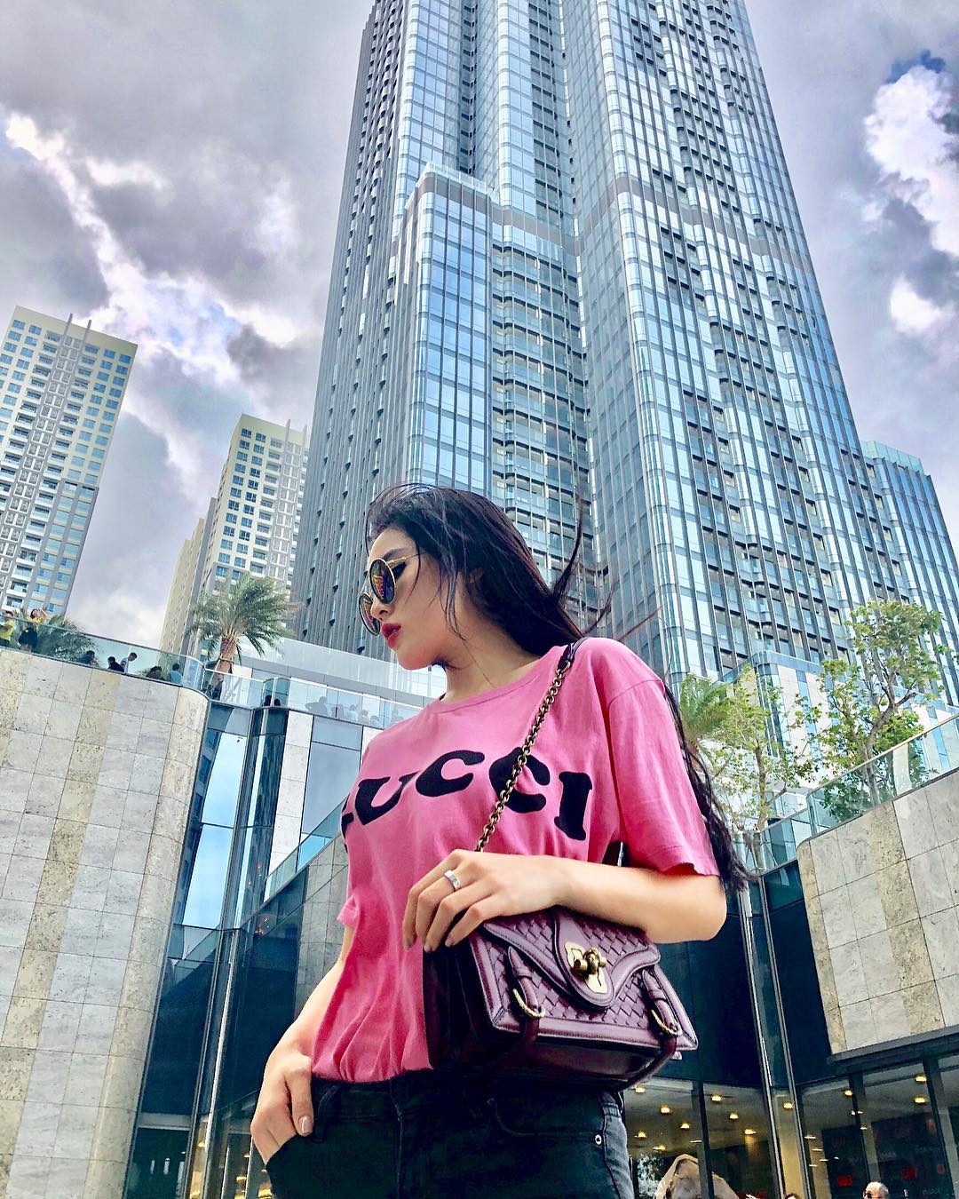 Hot girl,  sao Viet chup anh tai Landmark 81 anh 1