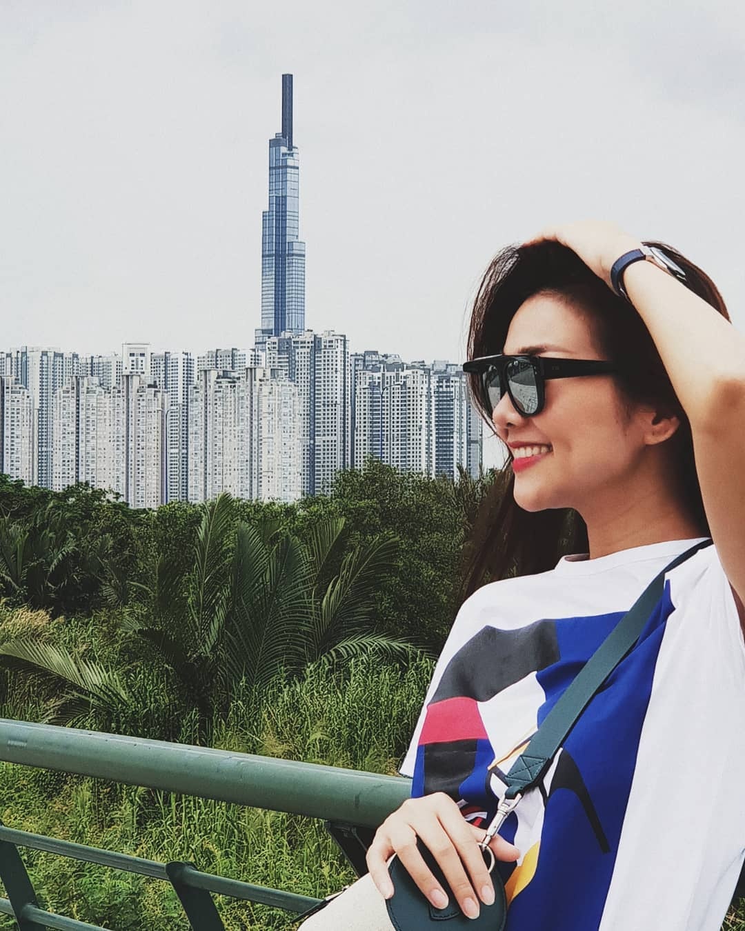 Hot girl,  sao Viet chup anh tai Landmark 81 anh 3