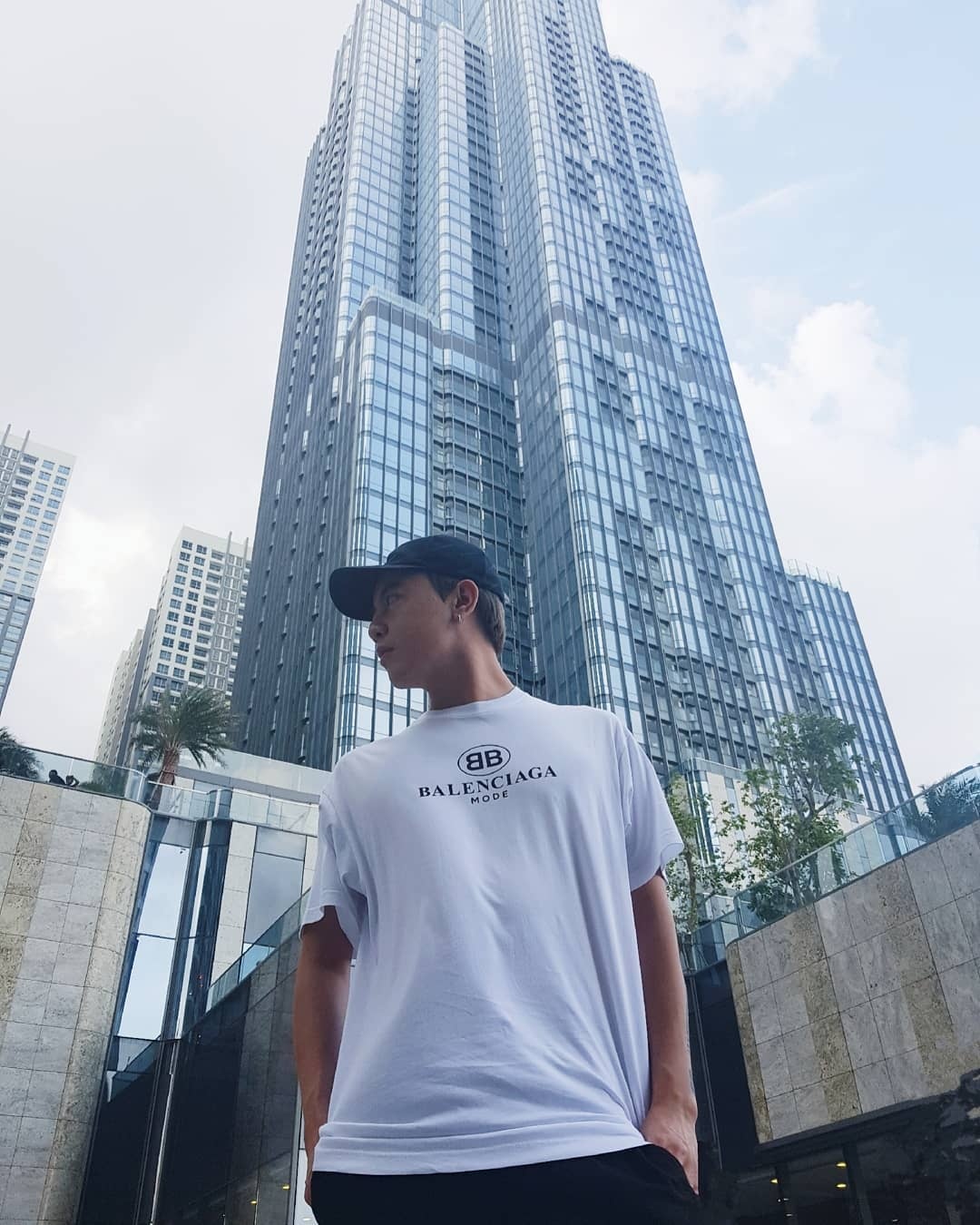 Hot girl,  sao Viet chup anh tai Landmark 81 anh 5