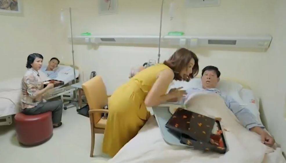 ‘Gao nep gao te’: Han hat do an len nguoi cha chong khi vao nuoi benh hinh anh