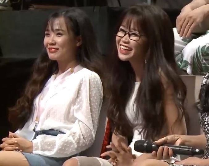 Chi di hen ho, hai em gai lai gay chu y vi nhan sac xinh dep hinh anh