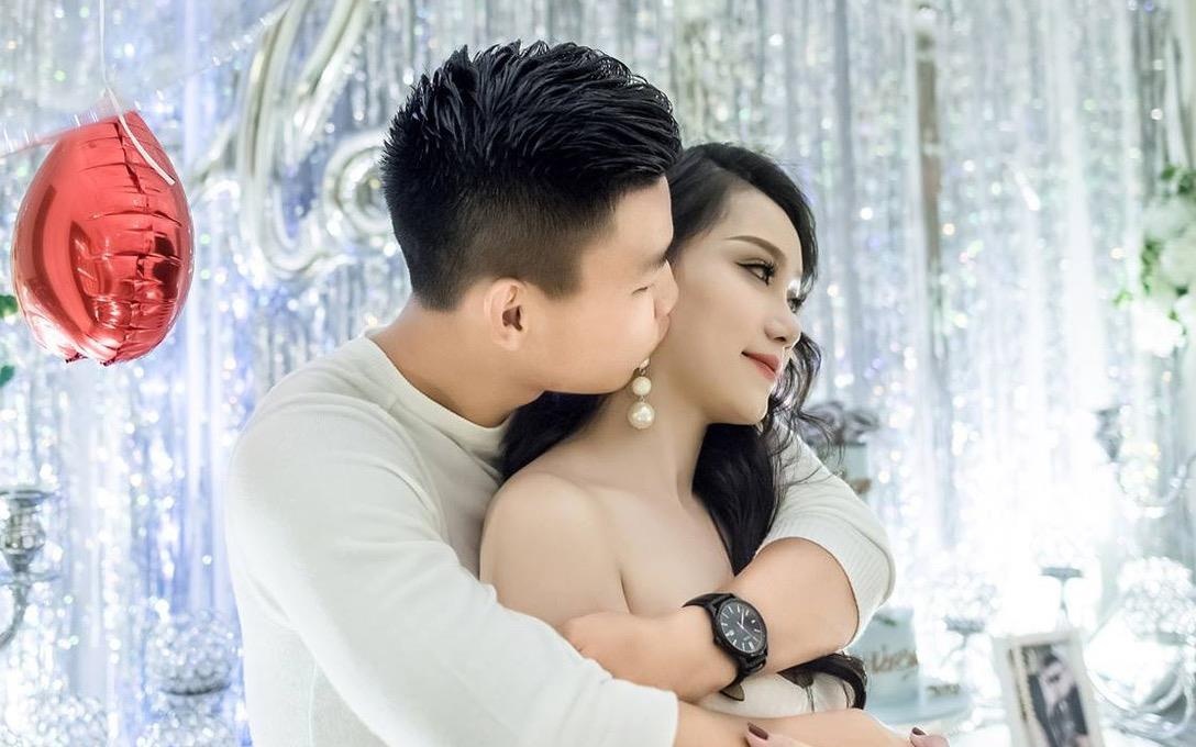 Cau thu Van Thanh to chuc le ky niem 3 nam yeu voi ban gai xinh dep hinh anh