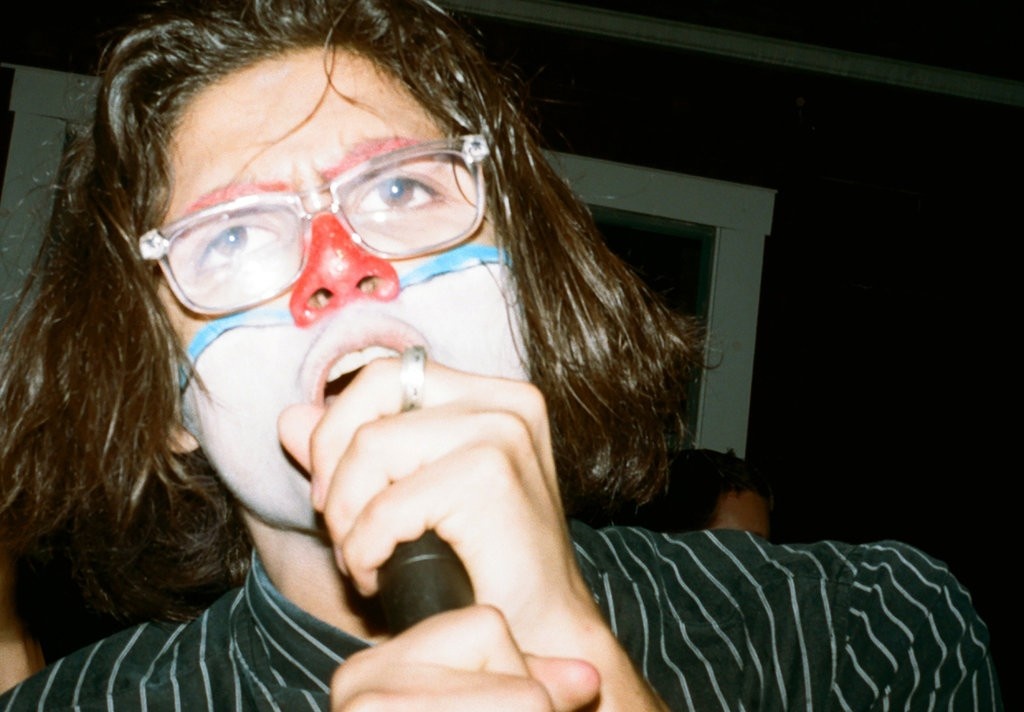 Nhom nhac NNN trinh dien punk rock trong san nha hinh anh