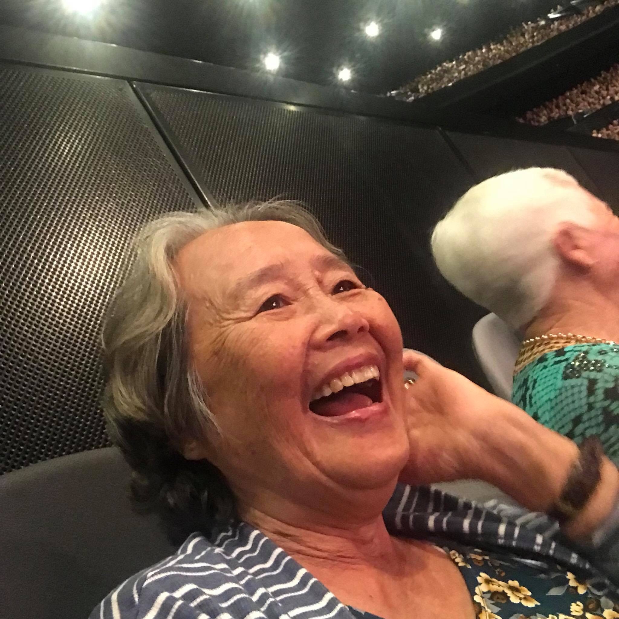 cháu ngoại để dành tiền dẫn bà đi xem liveshow ảnh 2 chau ngoai de danh tien dan ba di xem liveshow anh 2