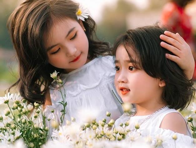 Anh 'thien than nhi' ben cuc hoa mi khien nhieu nguoi muon co con gai hinh anh