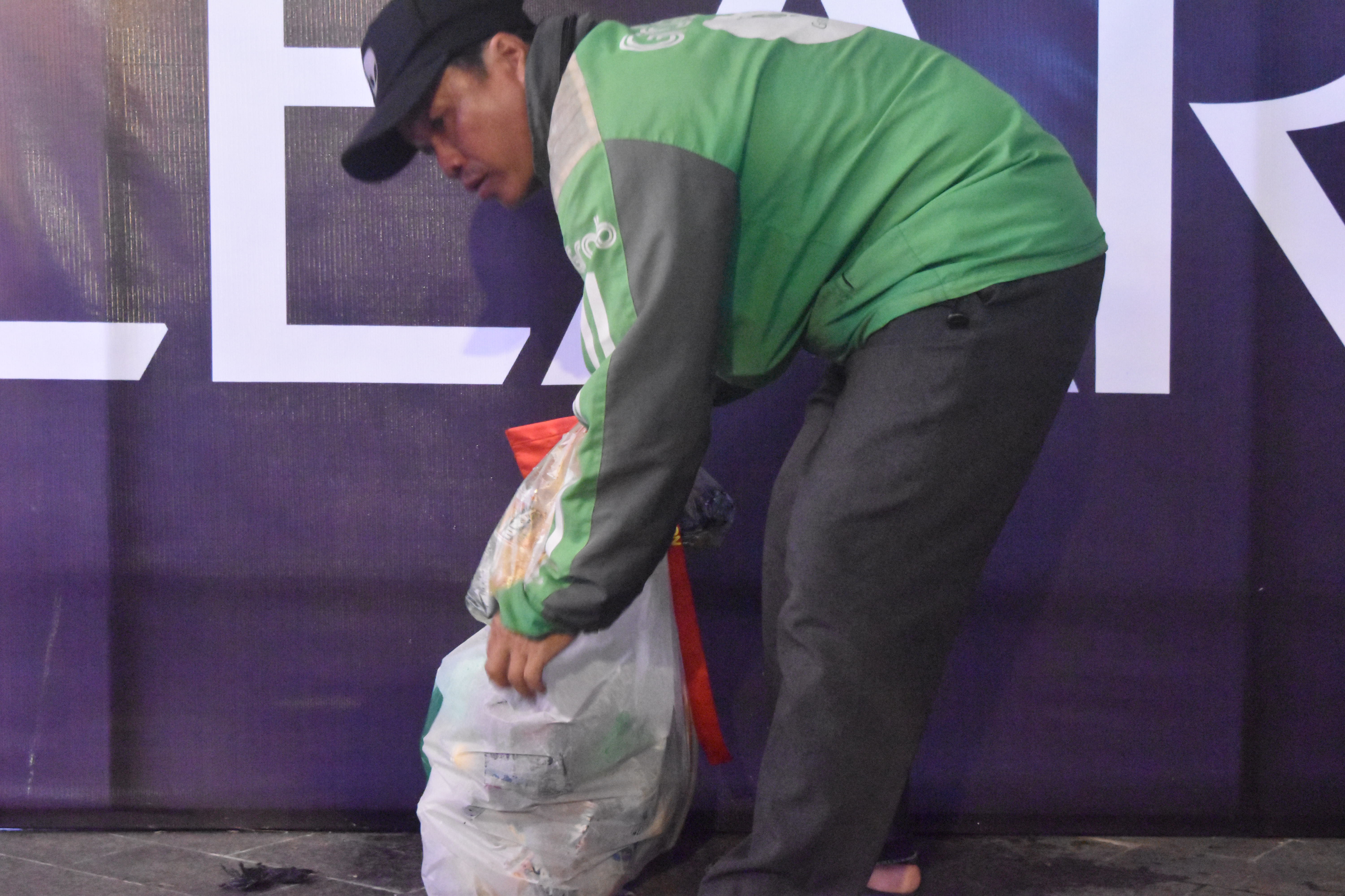 xa rac ngap khu vuc pho di bo anh 4