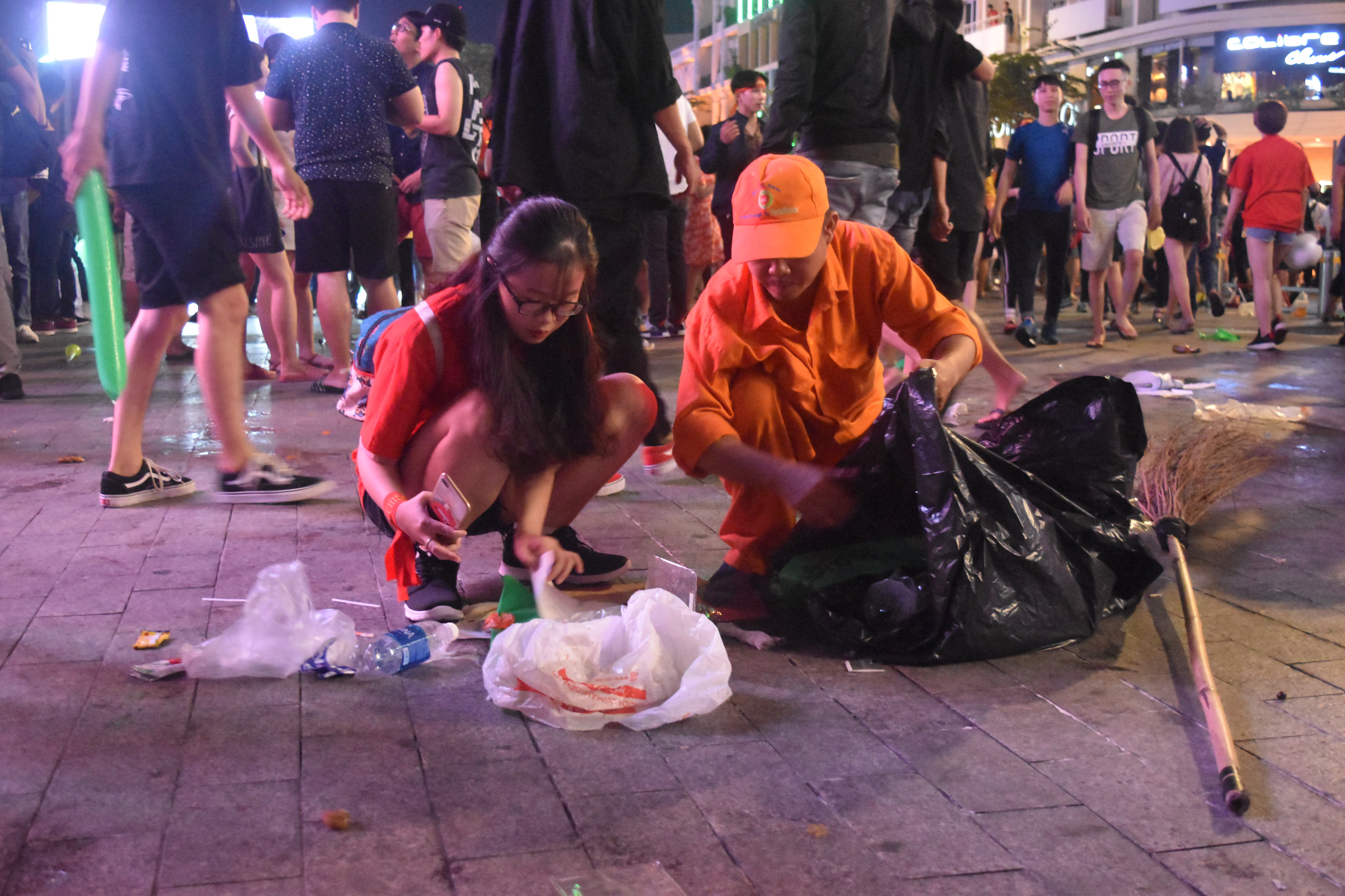 xa rac ngap khu vuc pho di bo anh 10