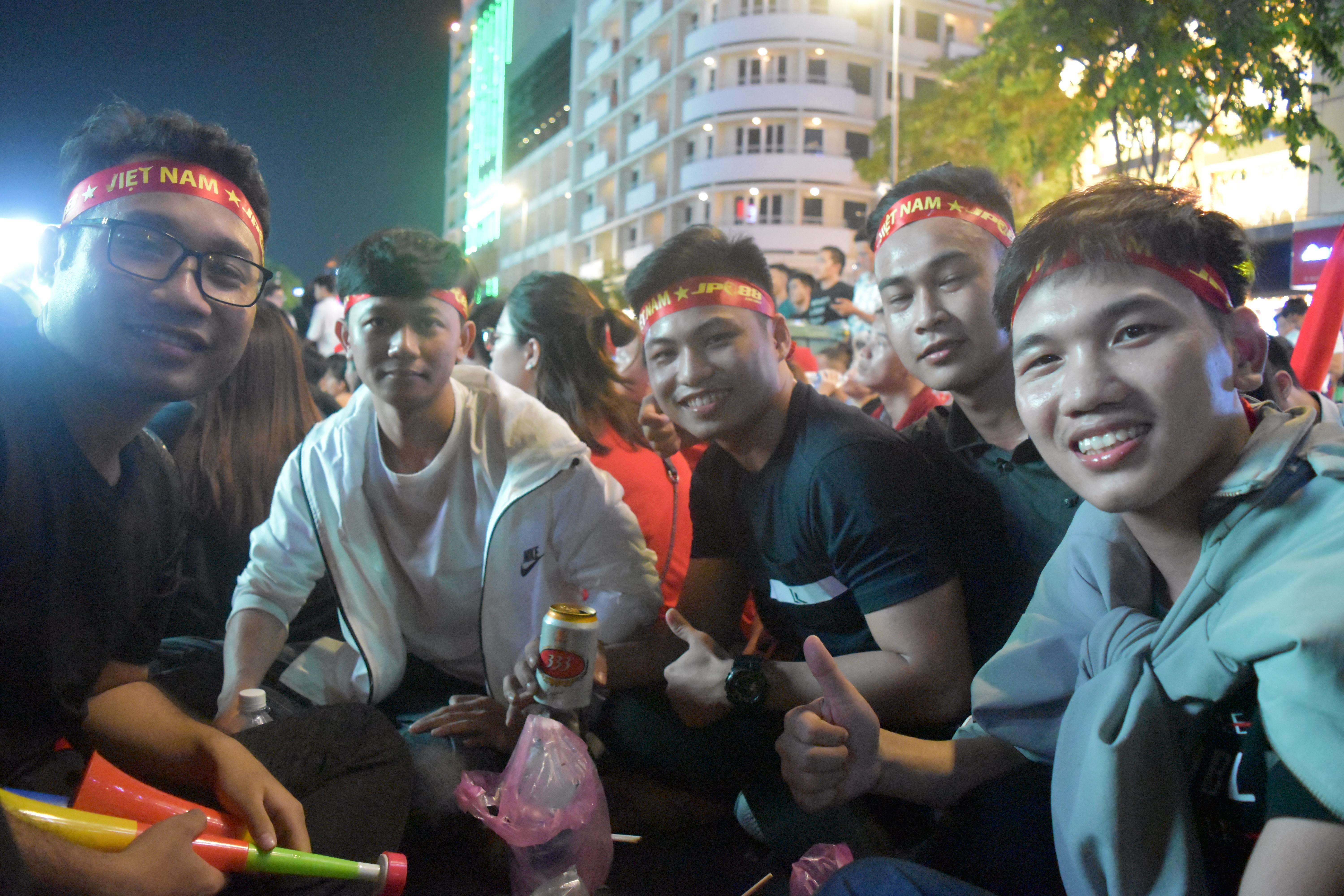 xa rac ngap khu vuc pho di bo anh 1