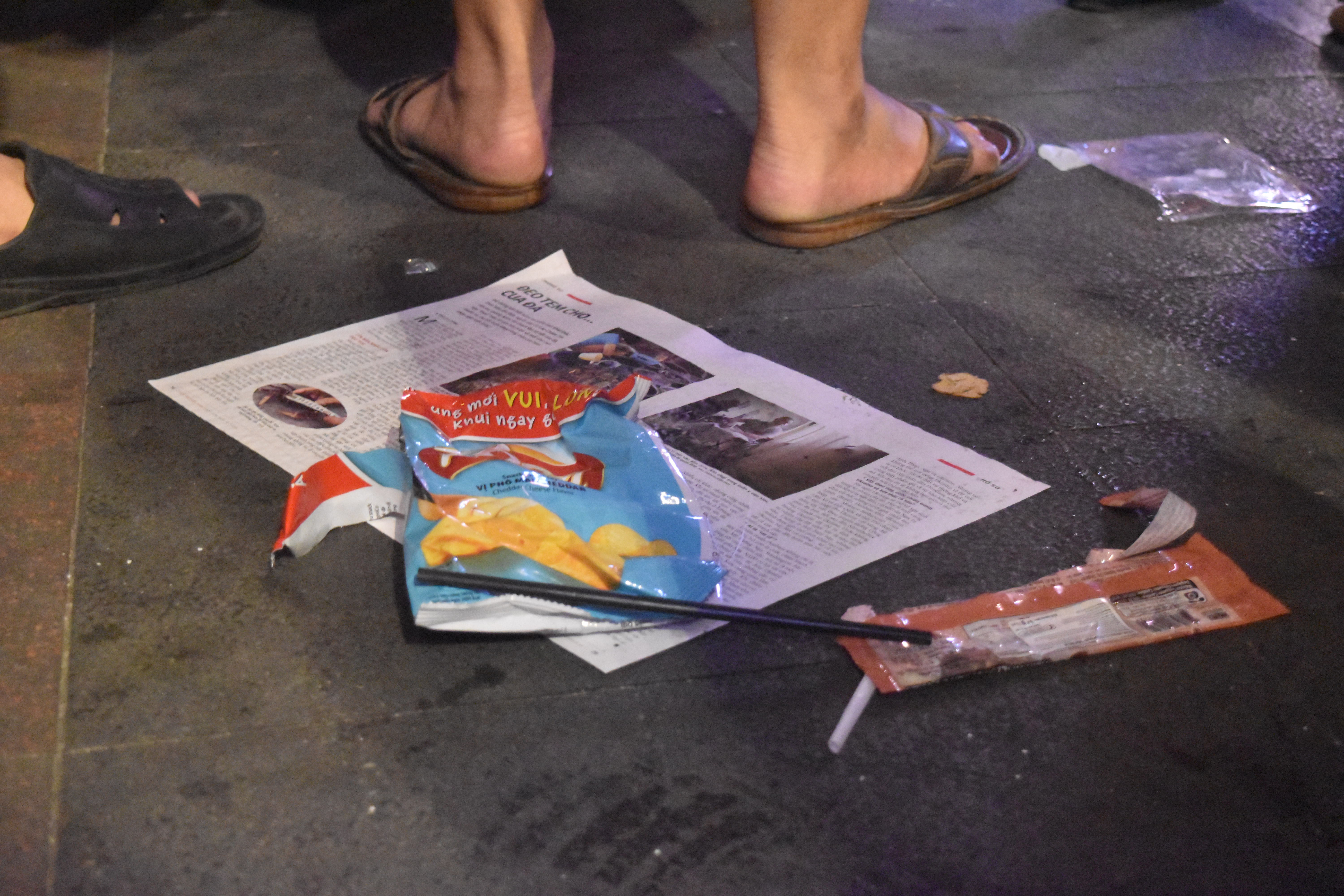 xả rác ngập khu vực phố đi bộ ảnh 9 xa rac ngap khu vuc pho di bo anh 9