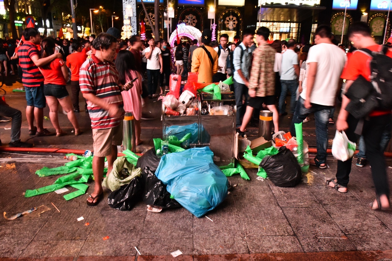 xả rác ngập khu vực phố đi bộ ảnh 2 xa rac ngap khu vuc pho di bo anh 2