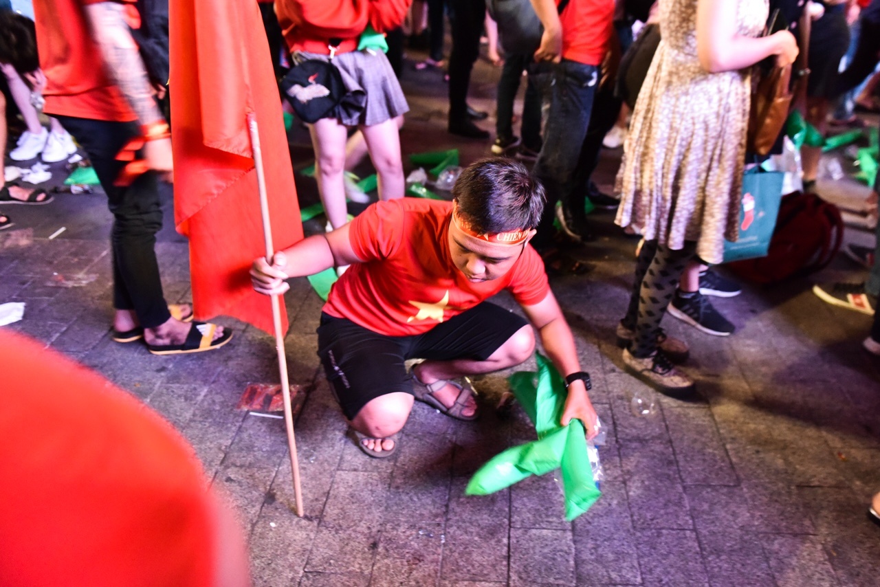 xả rác ngập khu vực phố đi bộ ảnh 7 xa rac ngap khu vuc pho di bo anh 7