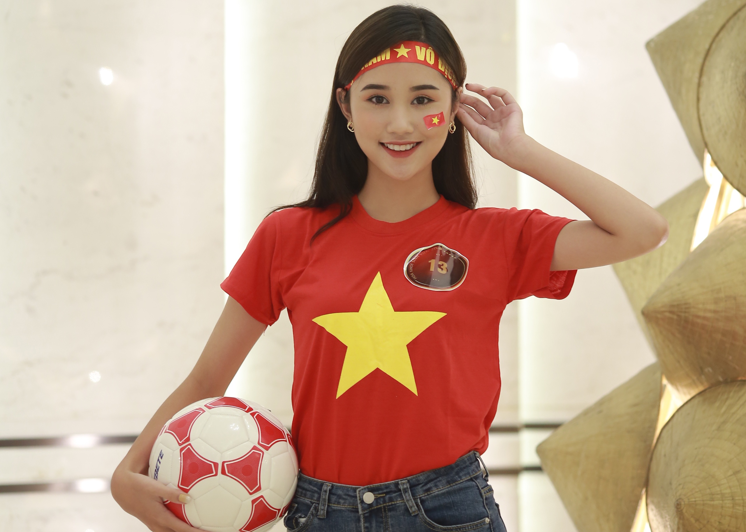 Hoa khoi sinh vien co vu tuyen Viet Nam truoc chung ket AFF Cup 2018 hinh anh