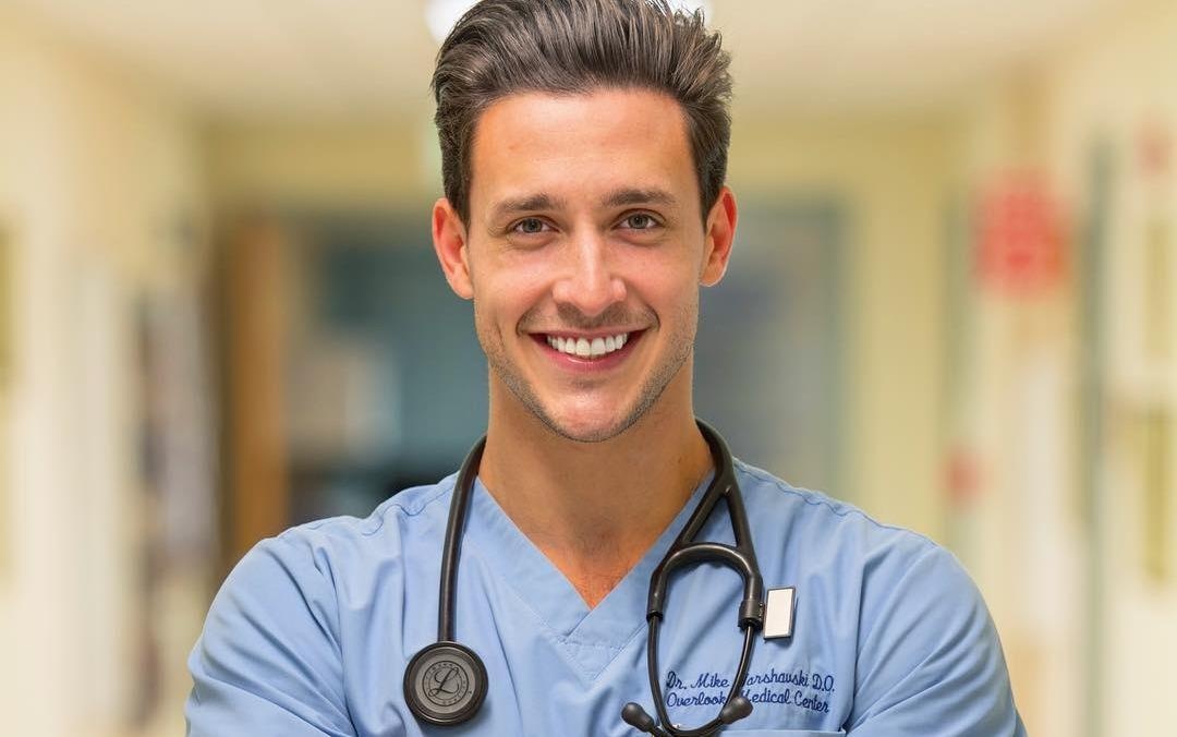 5 bac si noi tieng tren mang: Nguoi la nam vuong, ke yeu hoa hau hinh anh