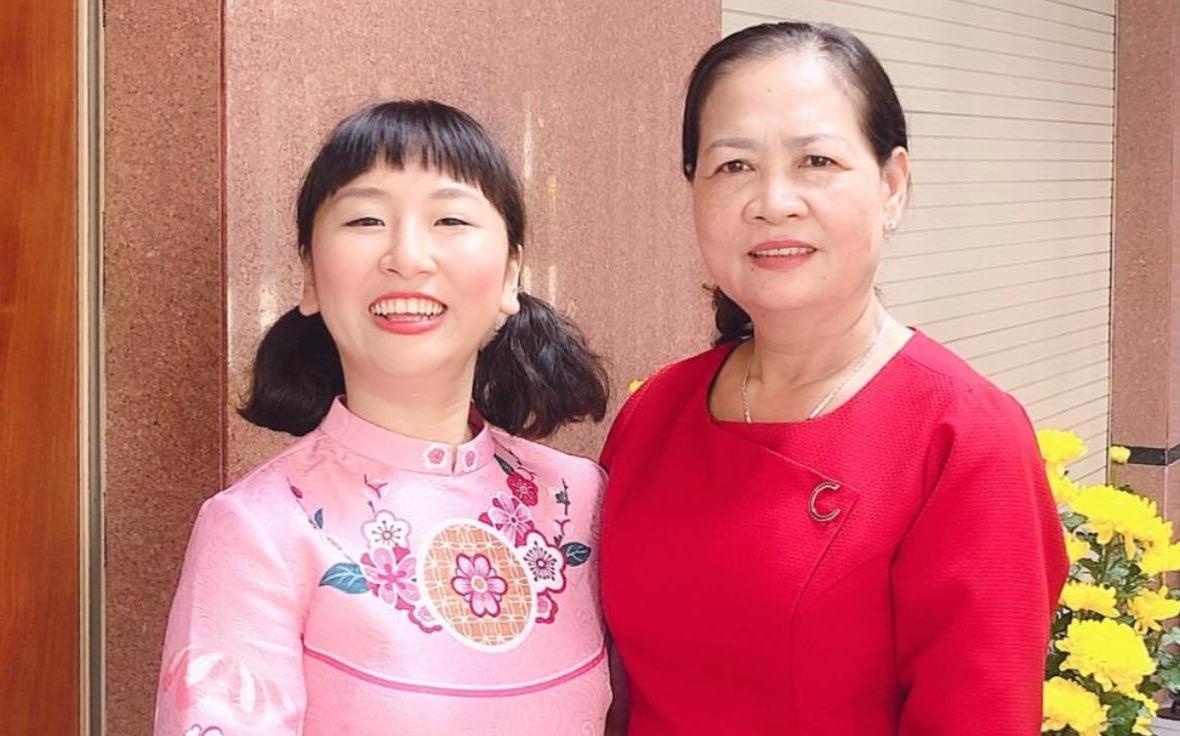 Trang Hy khoe anh hai huoc ben cha me, Trang Lou thi uong sua voi con hinh anh