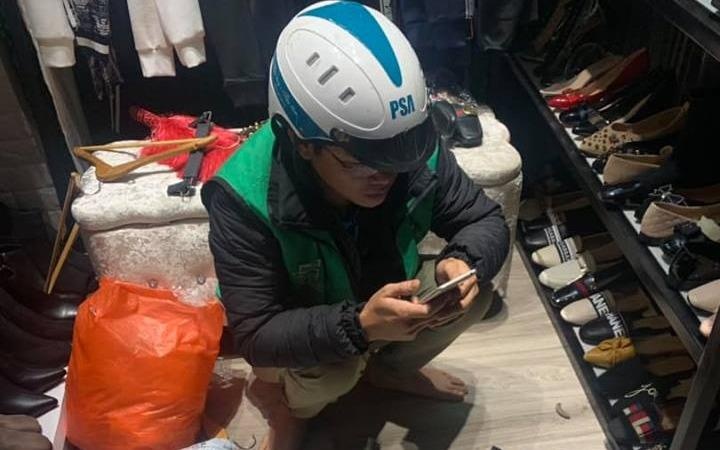 Nam shipper di lam som chup anh qua Valentine, goi dien cho vo chon hinh anh