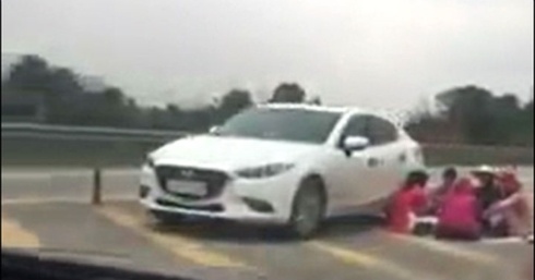 Gia dinh gay tranh cai khi vo tu ngoi an tren duong cao toc hinh anh