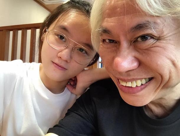 Cap 'ong chau' lech 40 tuoi khoe dang hanh phuc sau 6 nam yeu nhau hinh anh