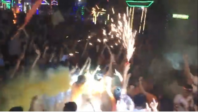 tranh cãi chuyện trường học như vũ trường ảnh 2 tranh cai chuyen truong hoc nhu vu truong anh 2